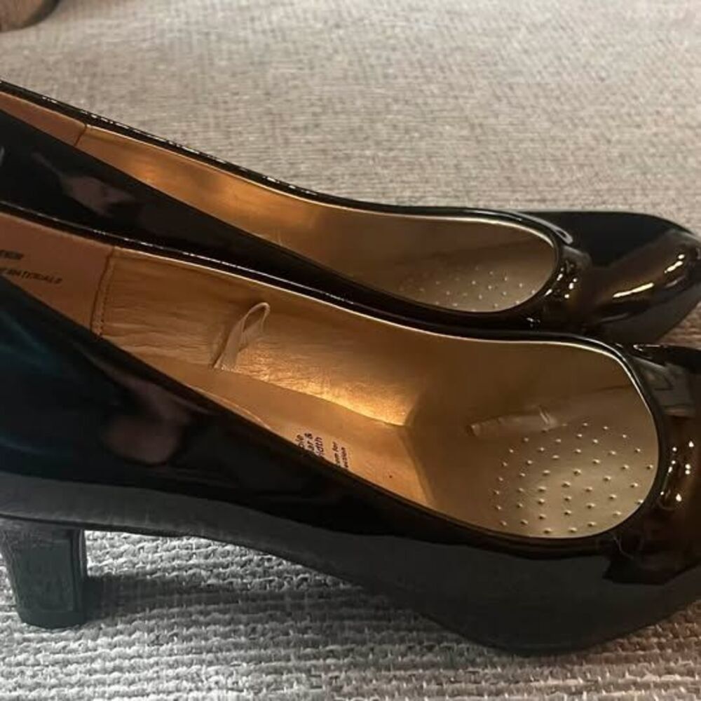 East 5th Flex Form Yasmin Black Patent Heels Size 9M